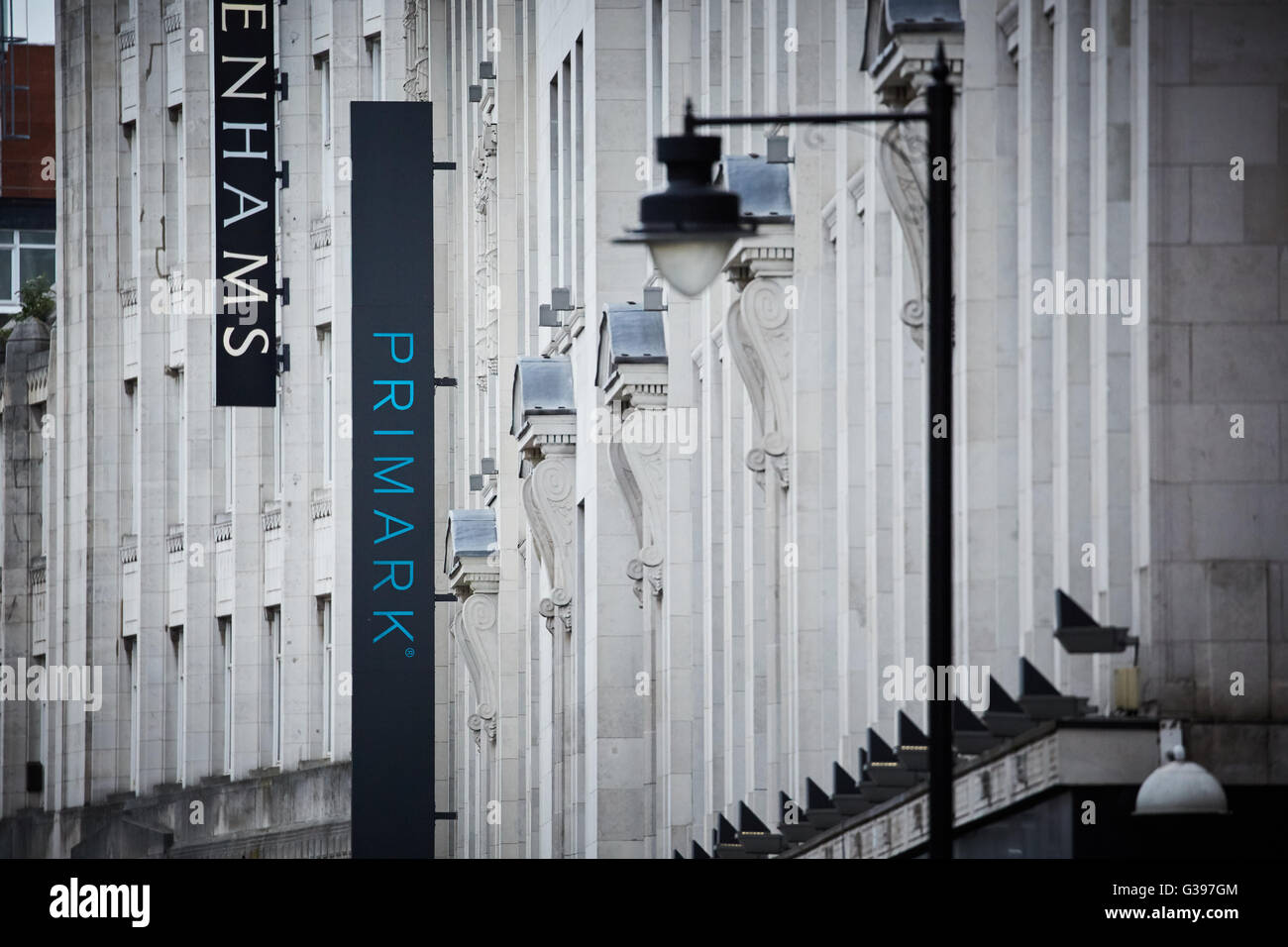 Debenhams nel Rylands Costruzione di una Grade II 2 edifici Market Street Manchester, close up di segni e di clock sull'esterno Foto Stock