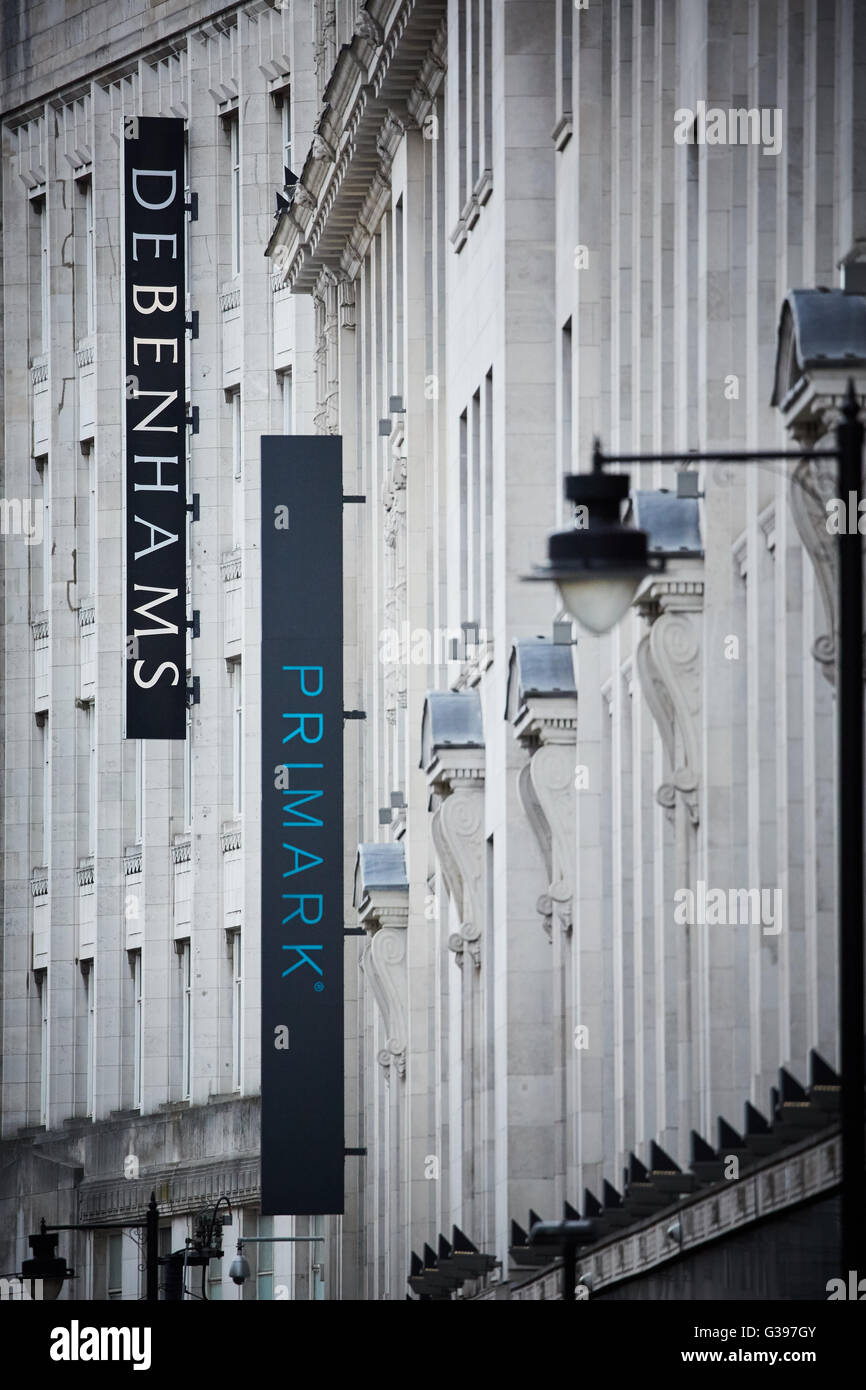 Debenhams nel Rylands Costruzione di una Grade II 2 edifici Market Street Manchester, close up di segni e di clock sull'esterno Foto Stock