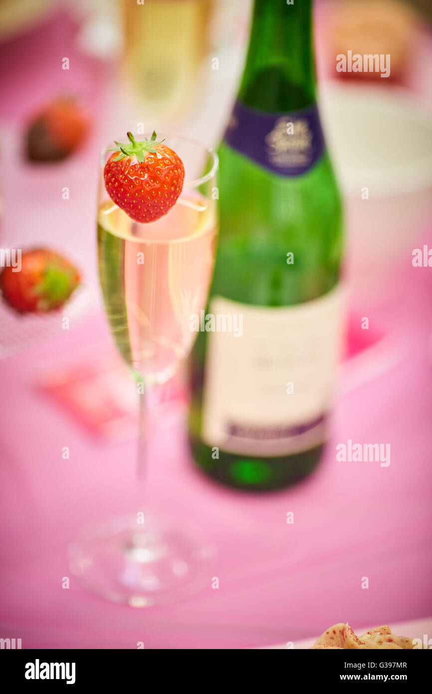 Vino di fragole al cioccolato torta immerso il tè del pomeriggio parte picnic frutta estiva rosa rosso spugna decorazione di vetro decorate cibo p Foto Stock
