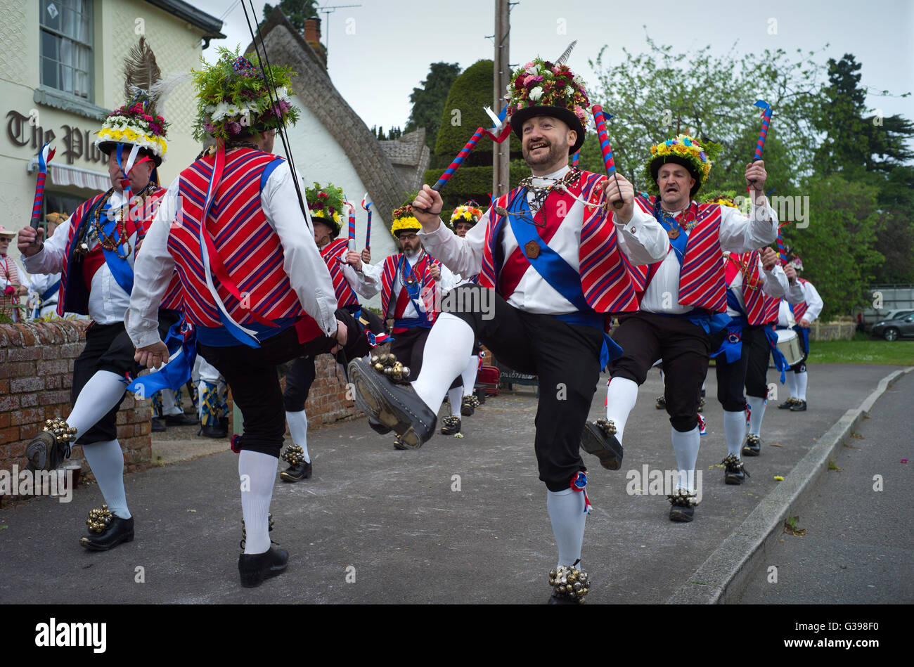 Thaxted Morris Weekend-una riunione degli Stati club dell'anello di Morris ospitato da Thaxted Morris uomini. 4-5 maggio 2016, Thaxted Essex REGNO UNITO.Saddleworth Morris lato all'aratro a Birdbrook, Essex. Foto Stock