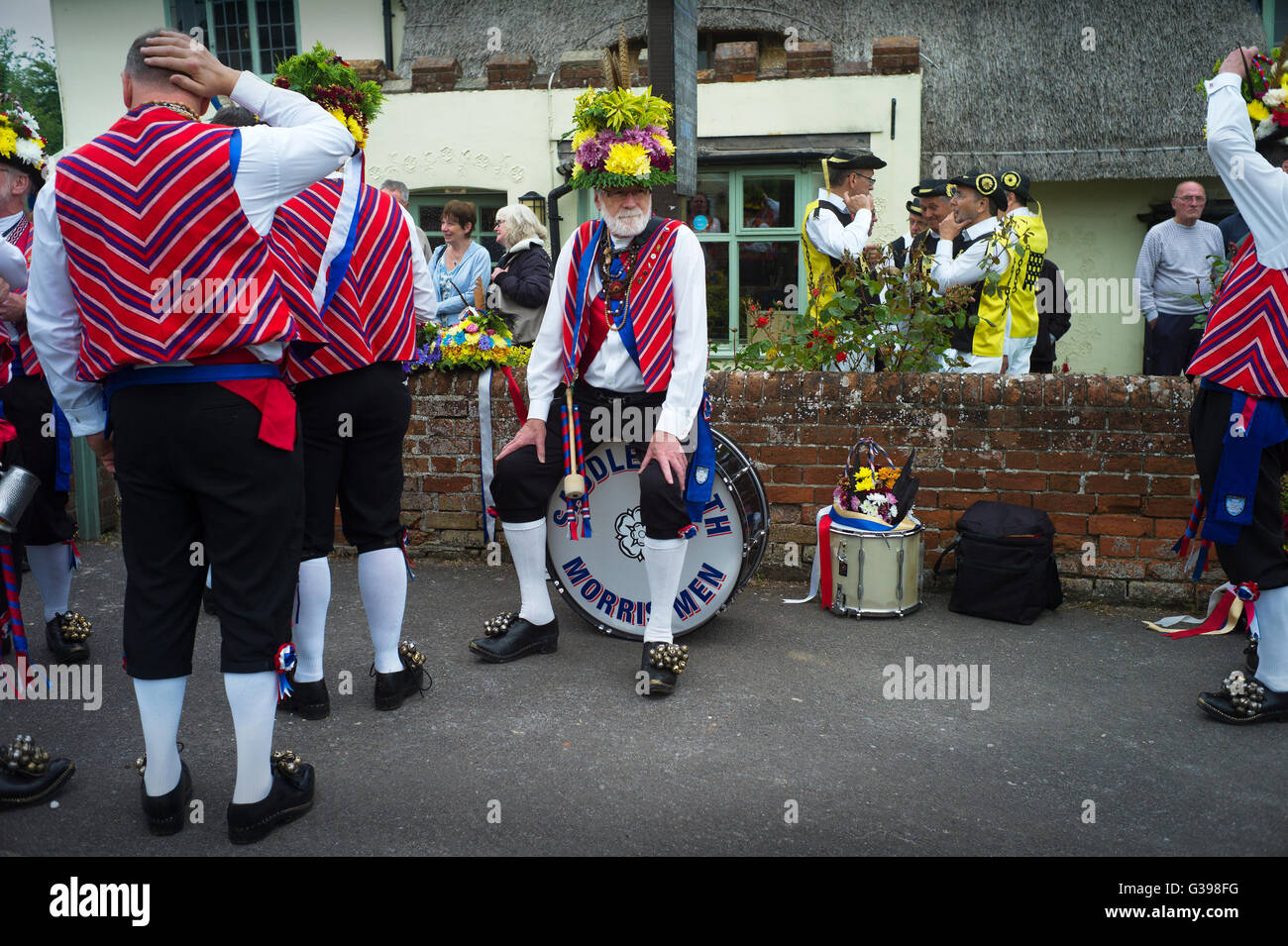 Thaxted Morris Weekend-una riunione degli Stati club dell'anello di Morris ospitato da Thaxted Morris uomini. 4-5 maggio 2016, Thaxted Essex REGNO UNITO. Saddleworth Morris lato a cavallo e lo Sposo pub, Cornish hall fine, Essex Foto Stock