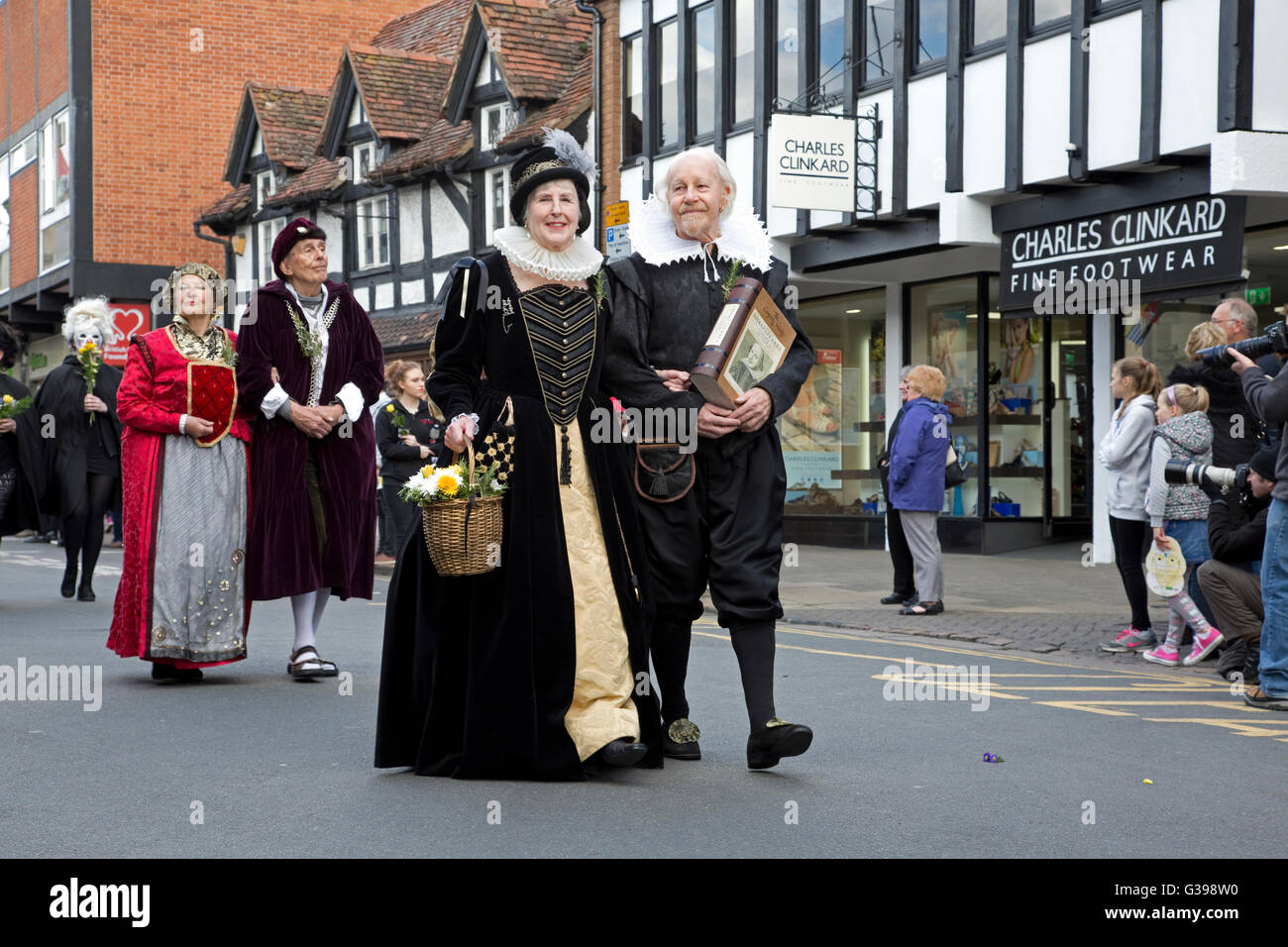 L uomo e la donna a camminare insieme in costume shakesperiana Stratford-upon-Avon High Street quattrocentesimo anniversario Foto Stock