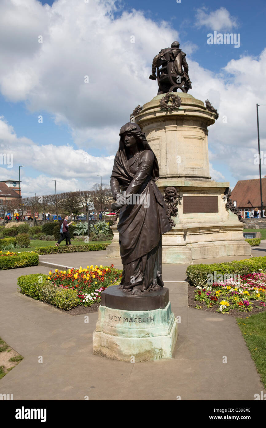 Statua di bronzo di Lady Macbeth al Monumento di Shakespeare Stratford-upon-Avon Regno Unito Foto Stock