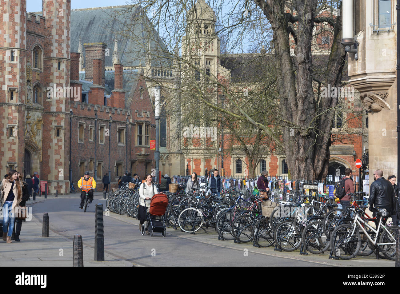 Pedoni e biciclette parcheggiate in St John's Street, Cambridge, Inghilterra Foto Stock