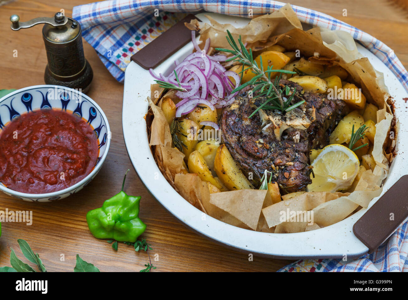 Tradizionale greco kleftiko, un forno a legna stufato di agnello con  formaggio mizithra, olio di oliva, cipolla, carota, aglio ed erbe  aromatiche, servita wit Foto stock - Alamy