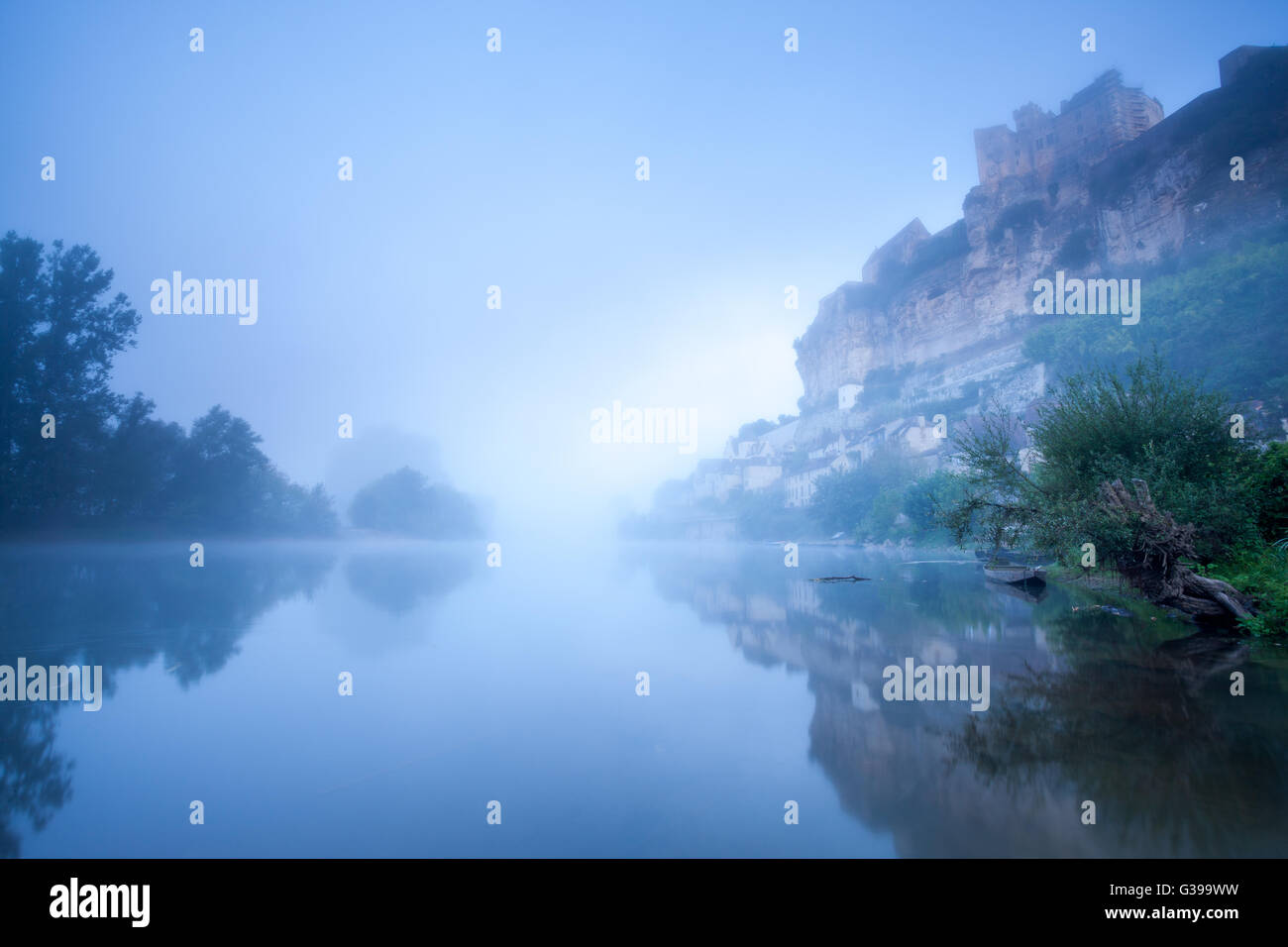 Chateau Beynac in early morning mist Perigord Noir Dordogne Francia Foto Stock