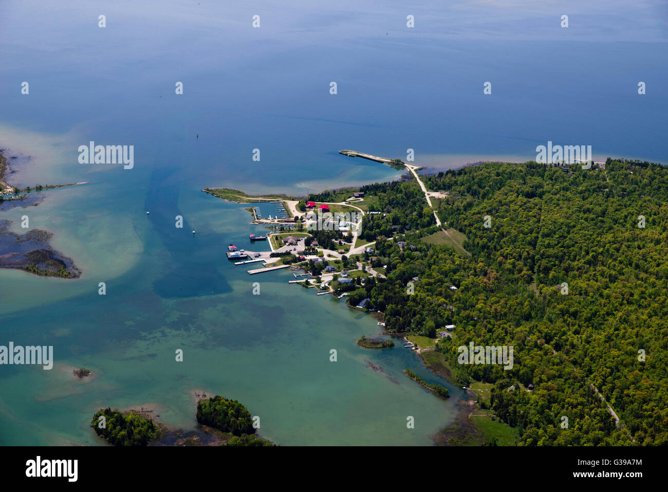 Vista aerea di Isola di Washington, Door County, Wisconsin; Prugna isola appare nella parte superiore della fotografia. Foto Stock