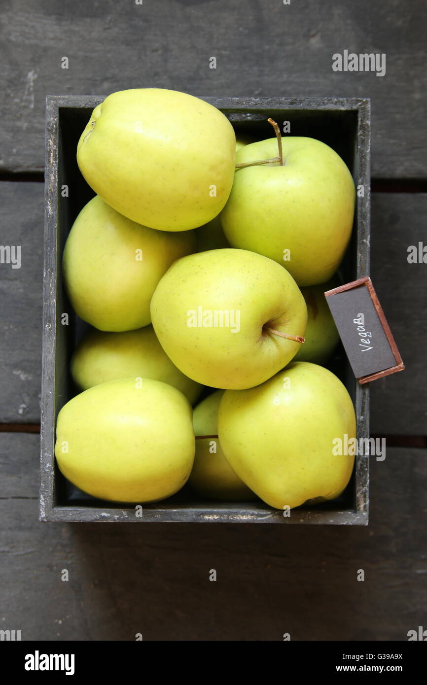 Cibo vegan idea, mela verde su un tavolo e iscrizione Foto Stock