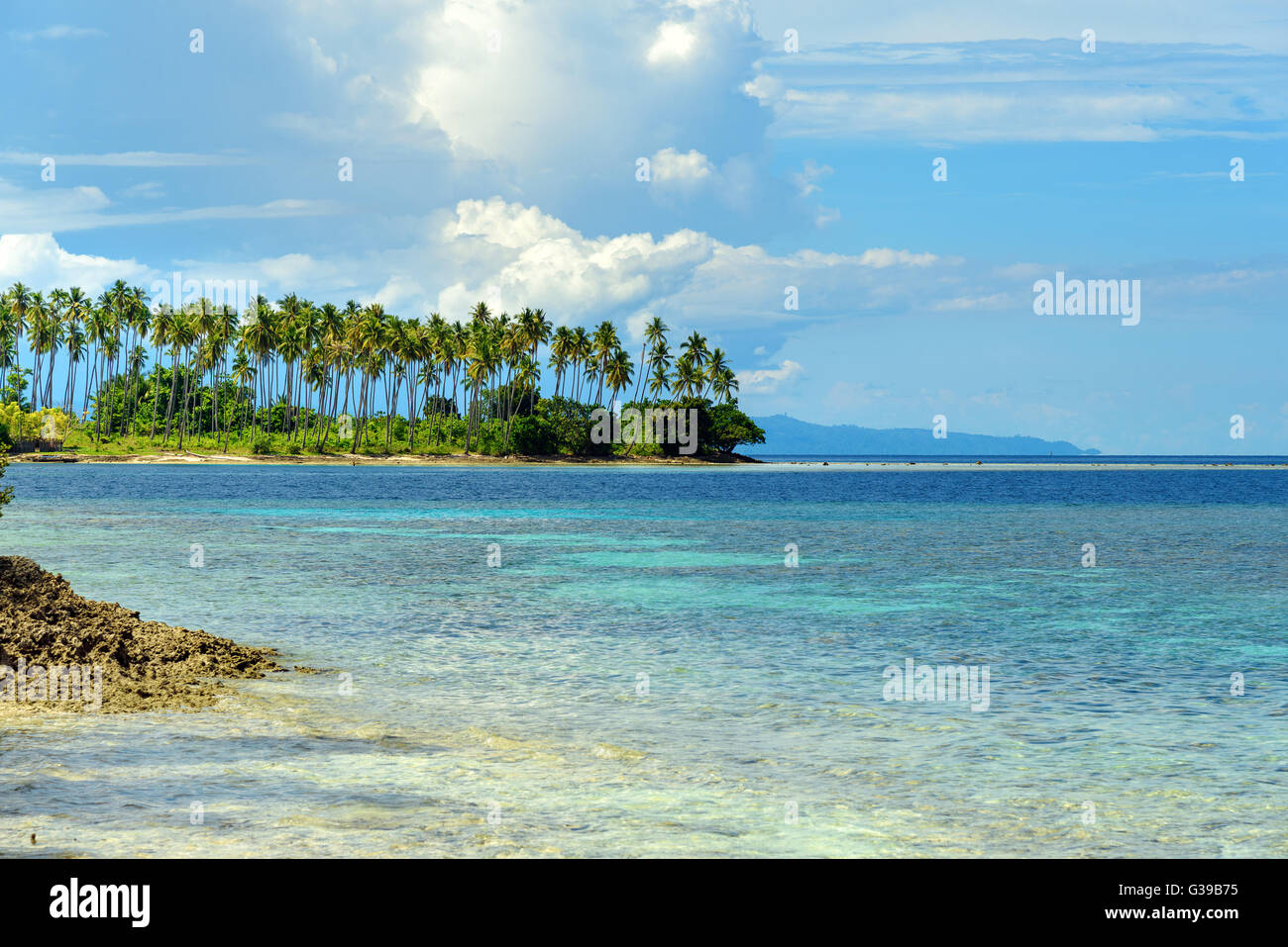 Bellissima spiaggia vicino a Poso City. Sulawesi centrali. Indonesia Foto Stock