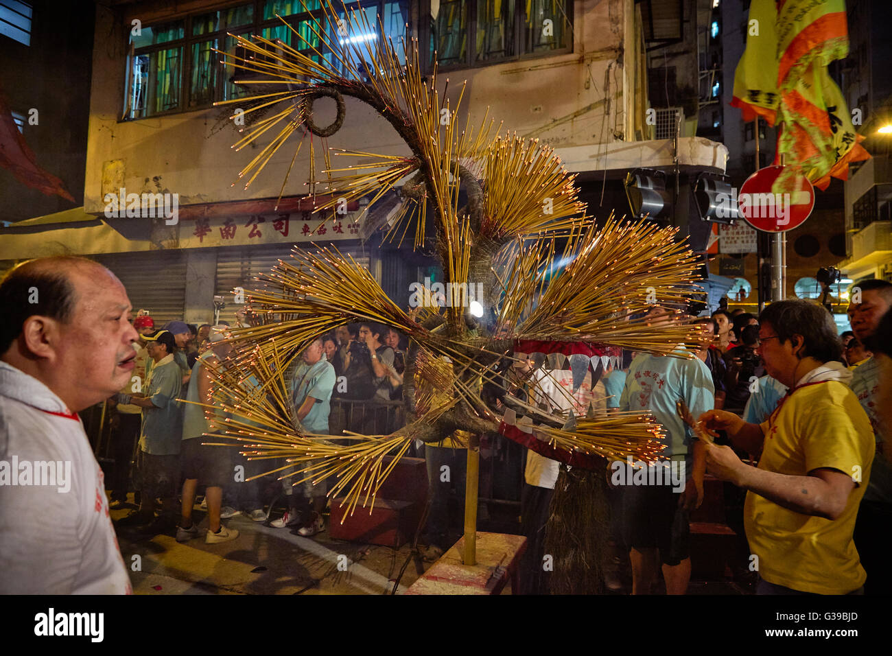 I membri del comitato pack il fuoco la testa del dragone con brucia incenso in preparazione per le serate fire dragon dance. Foto Stock