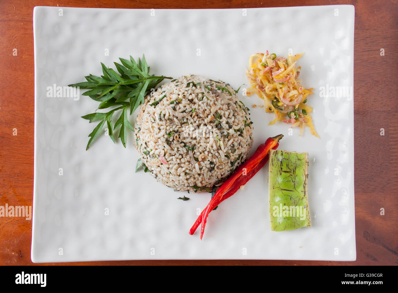 Nasi kerabu o erborinati riso con condimenti Foto Stock
