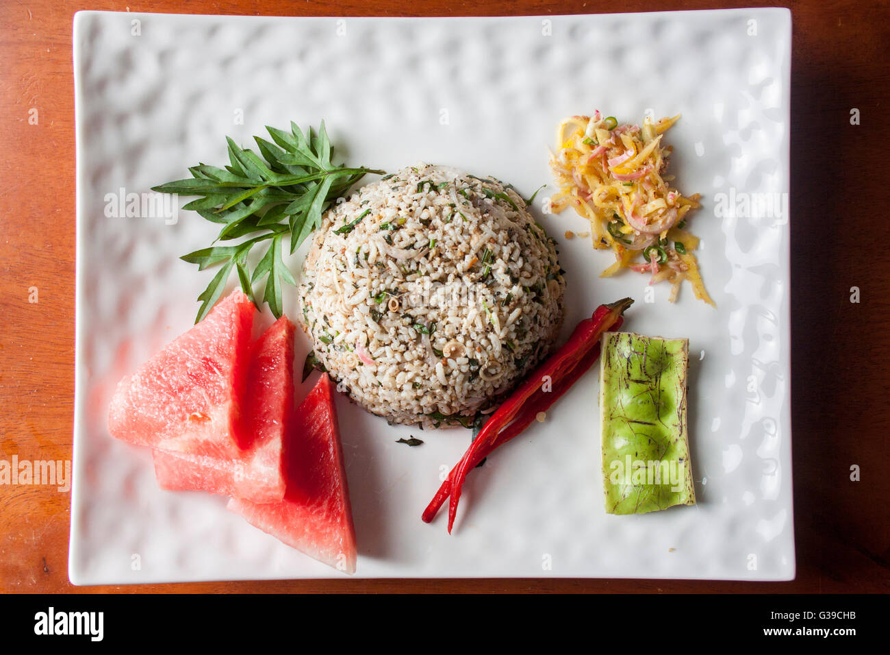 Nasi kerabu o erborinati riso con condimenti Foto Stock
