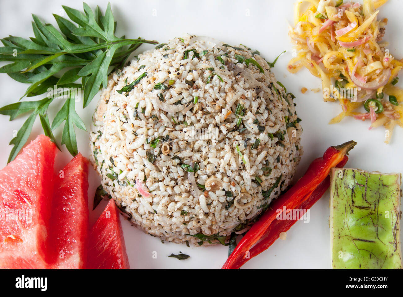 Nasi kerabu o erborinati riso con condimenti Foto Stock