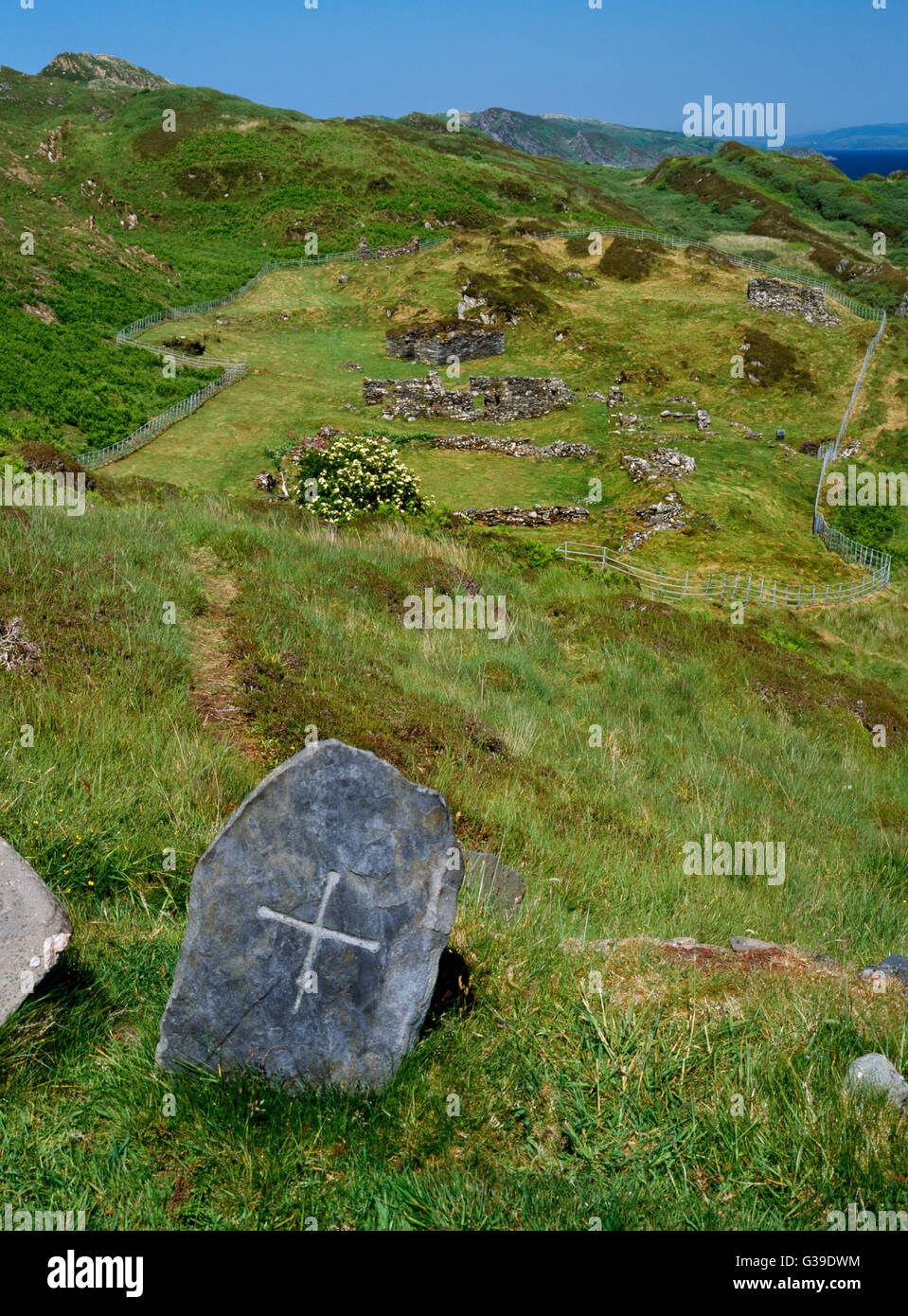 Marcatore di grave sopra i resti di un inizio di monastero cristiano su Eileach un Naoimh (luogo roccioso del santo) isola, Garvellachs, Argyll. Foto Stock