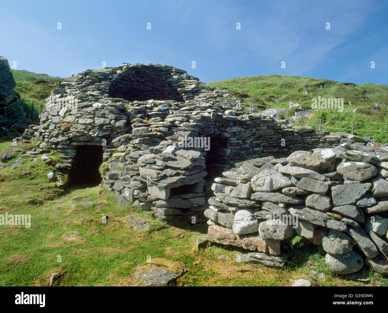 Doppia cella di alveare, parte di un inizio di monastero cristiano su Eileach un Naoimh (luogo roccioso del santo) isola, Garvellachs, Argyll. Foto Stock