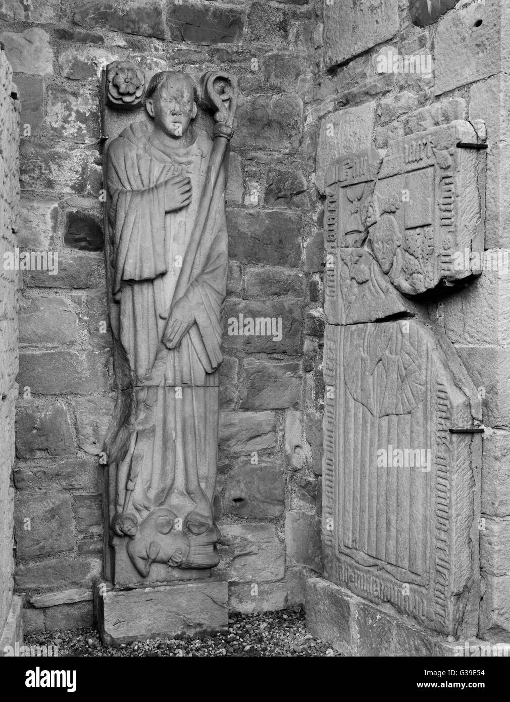 Dundrennan Abbey, Kirkcudbright: effigie di un assassinato abate (pugnale nel petto, killer a piedi) & un monumento del 1480 che commemora un cantiniere. Foto Stock