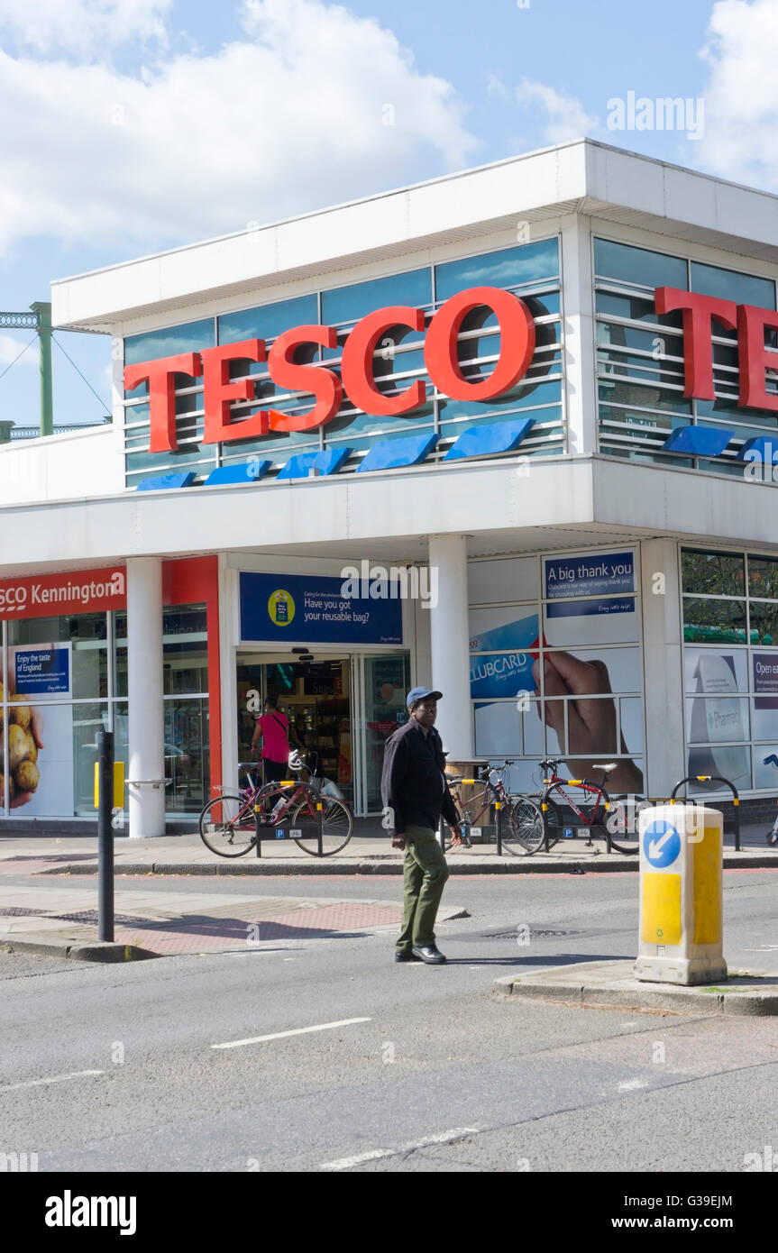 Il supermercato Tesco in Kennington Lane, Londra. Foto Stock