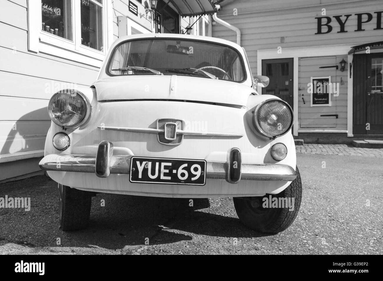 Porvoo, Finlandia - 7 Maggio 2016: Vecchia Fiat 600 city car prodotta dal costruttore italiano Fiat dal 1955 al 1969, close-up foto Foto Stock