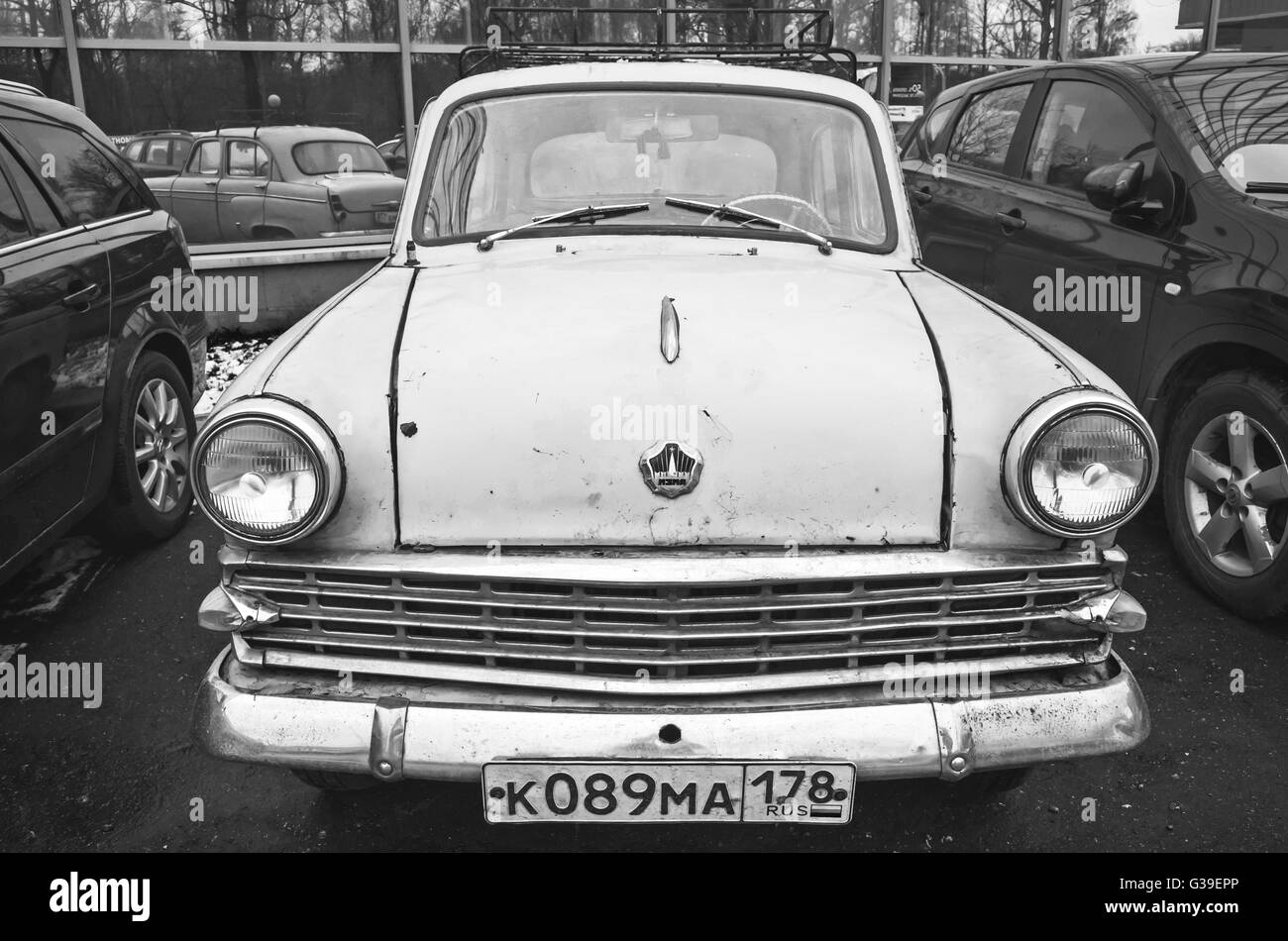San Pietroburgo, Russia - 15 Aprile 2016: Old-timer Moskvitch-403 compatta automobile prodotta dalla ex Unione Sovietica fanno di automobile Foto Stock