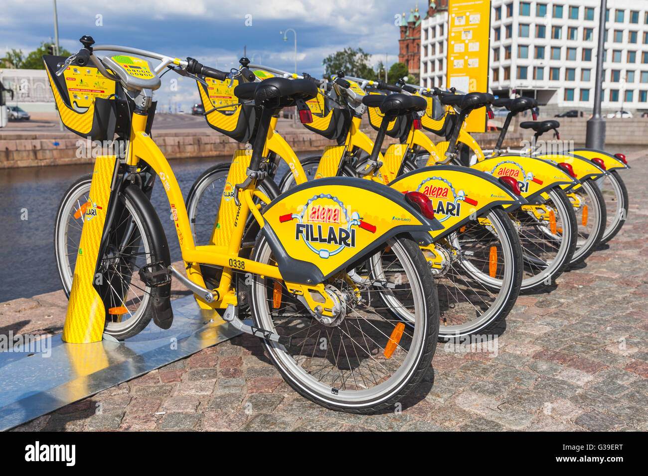 Helsinki, Finlandia - 21 Maggio 2016: Giallo biciclette da città per affitto di stand in una riga nella parte centrale di Helsinki Foto Stock