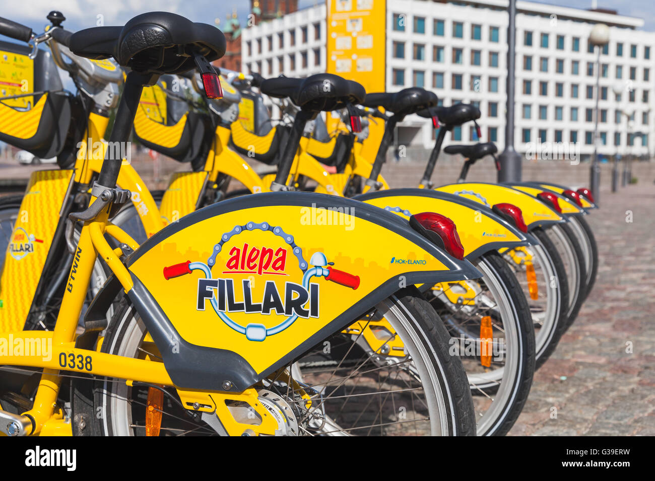 Helsinki, Finlandia - 21 Maggio 2016: Giallo biciclette da città per affitto di stand in una fila nella città Foto Stock