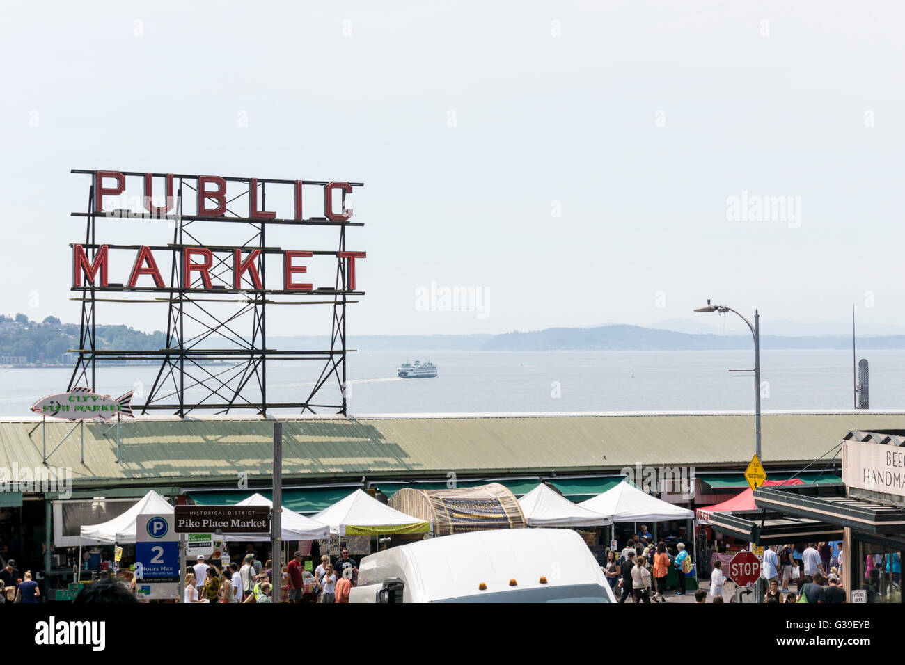 Mercato pubblico segno sul tetto di Pike Place Market, Seattle. Foto Stock