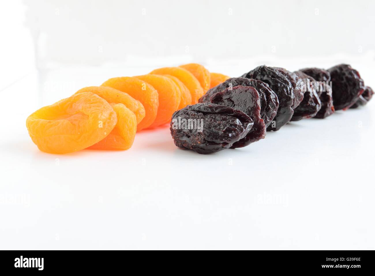 Albicocche secche Prugne e frutti. Isolato su sfondo bianco Foto Stock