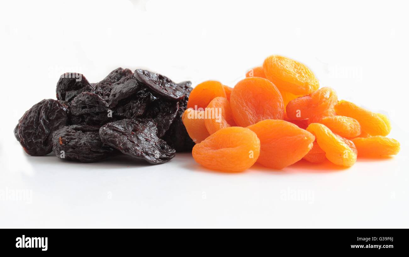 Le prugne secche e le albicocche frutti isolati su sfondo bianco Foto Stock