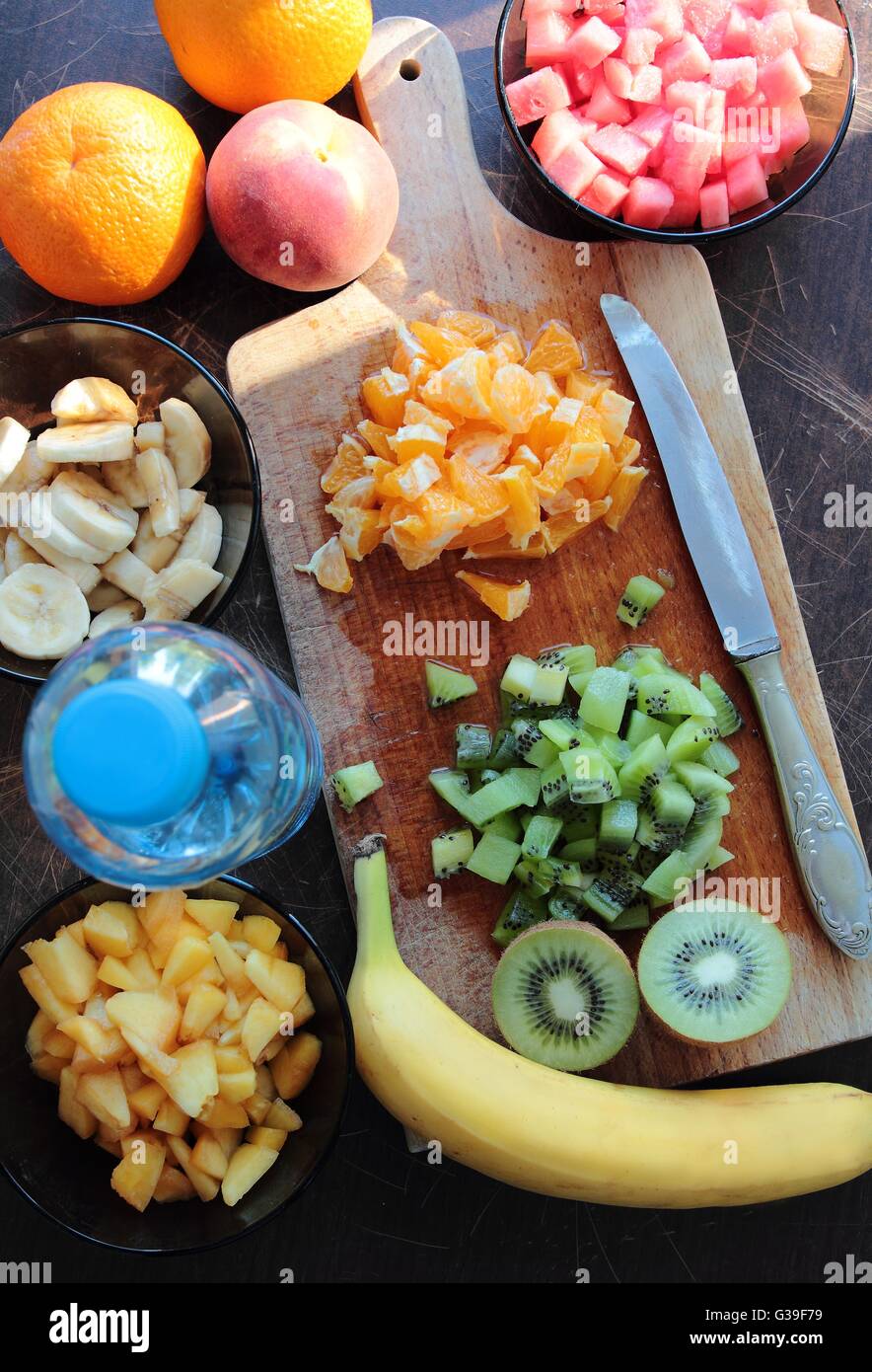 Fresco e frutti dolci per il taglio sulla scrivania in legno Foto Stock