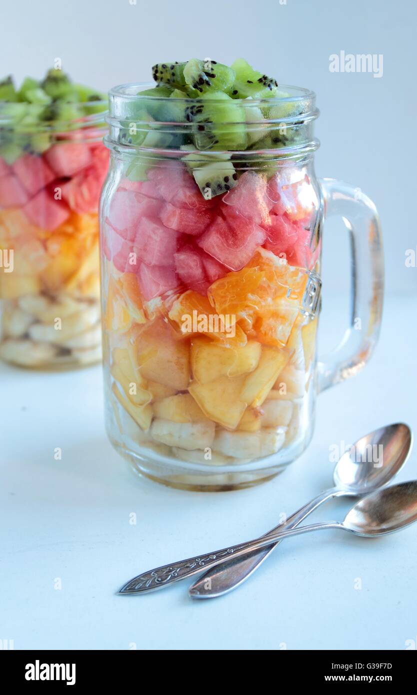 Vetro con fresca frutta tagliato Foto Stock