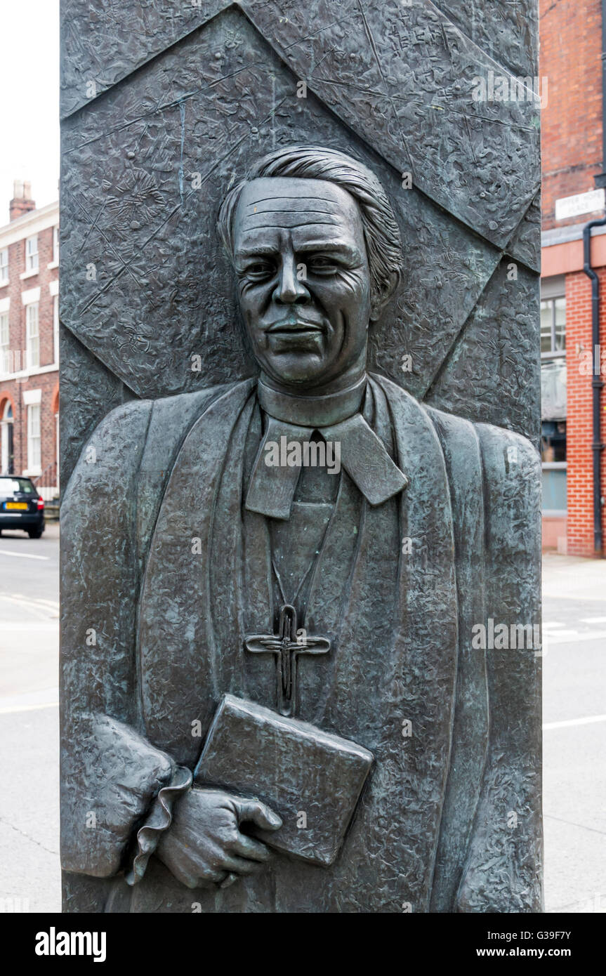 Il bronzo del David Sheppard, facente parte della statua Sheppard-Worlock da Stephen Broadbent in Hope Street, Liverpool. Foto Stock