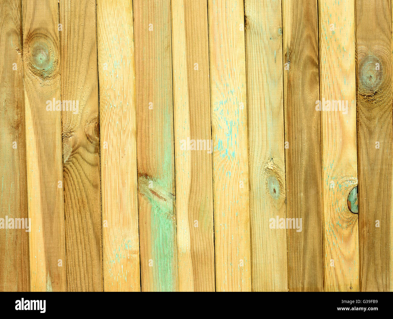 Vista dall'alto di un tavolo di legno. Scanalata tavole di pino con nodi Foto Stock