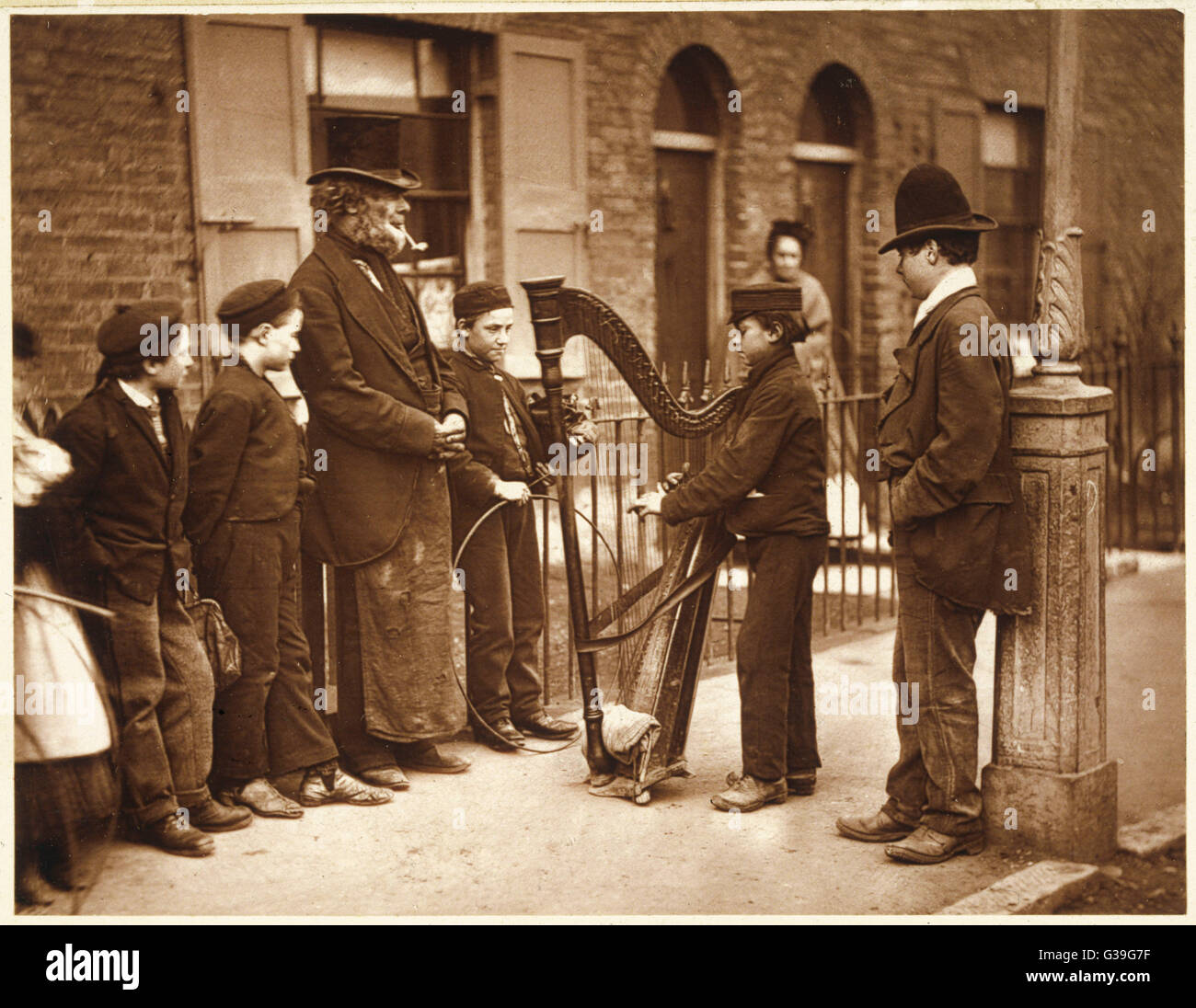 Musicisti di strada - 1877 Foto Stock