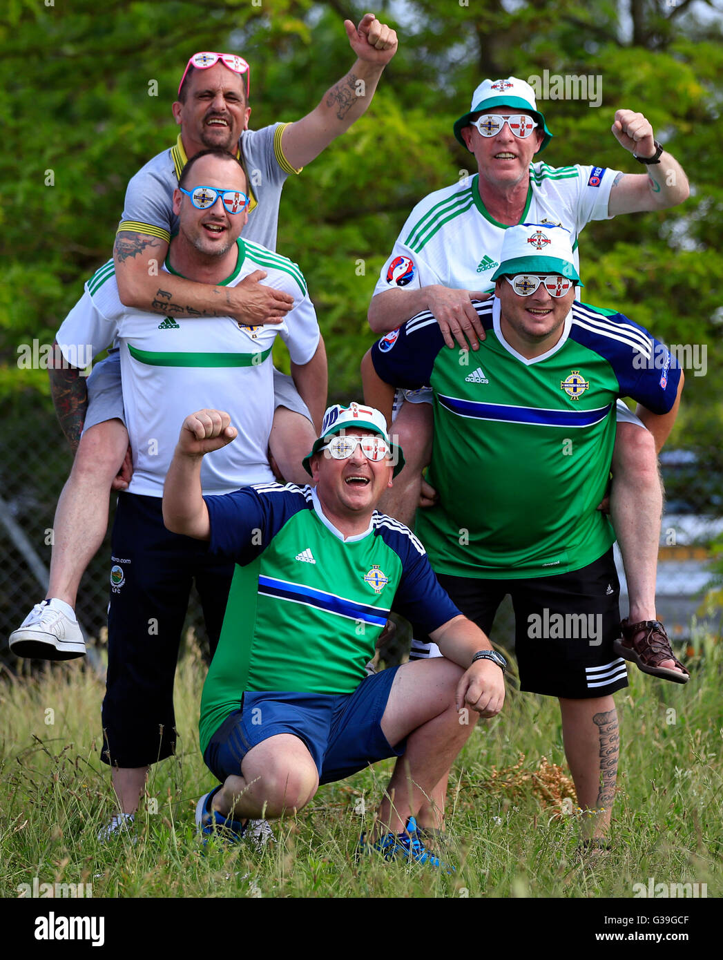 In Irlanda del Nord i tifosi di calcio da Ballymena arrivare in Irlanda del  Nord la squadra nazionale di formazione di base in St-Georges-de-Reneins,  Francia Foto stock - Alamy