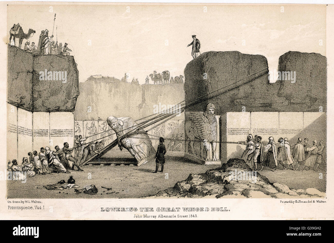 Layard sovrintende l'abbassamento del grande Toro alato, rimosso dal palazzo di Sennacherib a Tell Kuyunjik, il sito della cittadella di Ninive. Data: 1853 Foto Stock