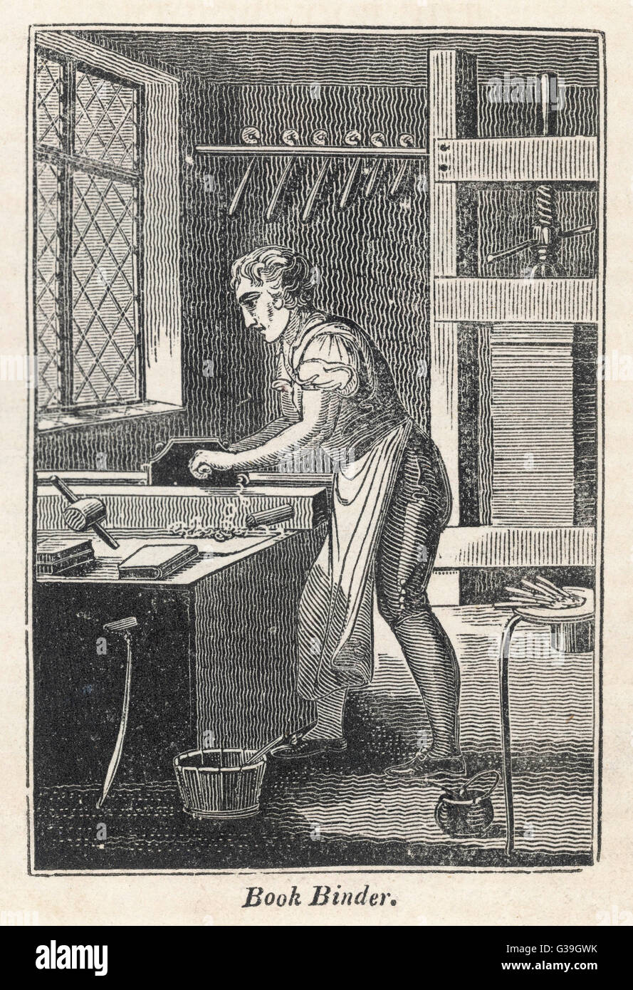 Un book binder utilizzando una morsa per comprimere i suoi libri. Altri libri sono in un grande stampa dietro di lui e pentole di colla e strumenti sono ai suoi piedi. Data: 1827 Foto Stock