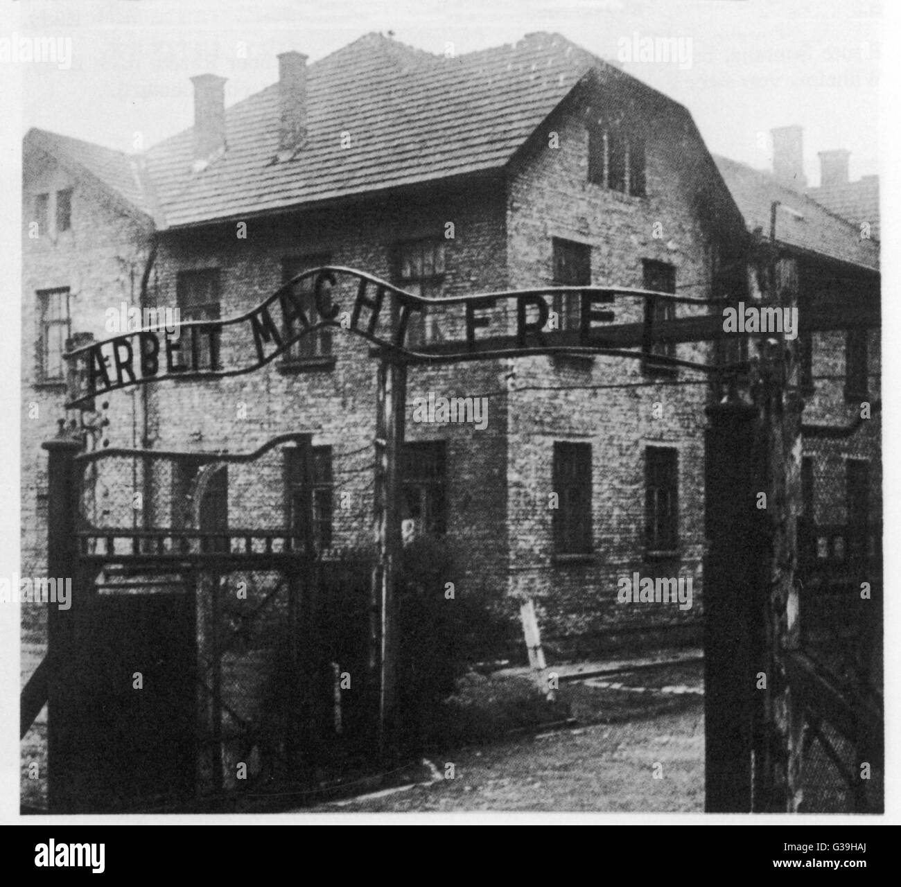 "Arbeit macht frei" (lavoro vi rende liberi) l ingresso ad Auschwitz. Dopo la conquista della Polonia, Auschwitz fu trasformato in un campo di sterminio. Foto Stock