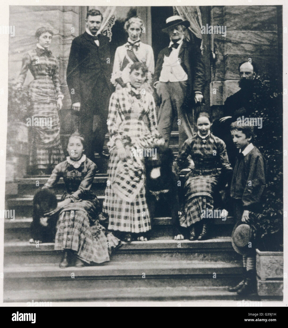 RICHARD WAGNER compositore tedesco con la sua famiglia a casa (Wahnfried) a Bayreuth nel 1881 Data: 1813 - 1883 Foto Stock