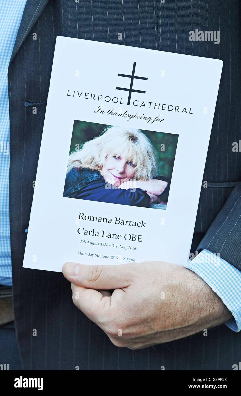 Un uomo può contenere un ordine di servizio presso la cattedrale di Liverpool, per il funerale della commedia televisiva scrittrice Carla Lane che sono morti di età compresa tra i 87. Foto Stock