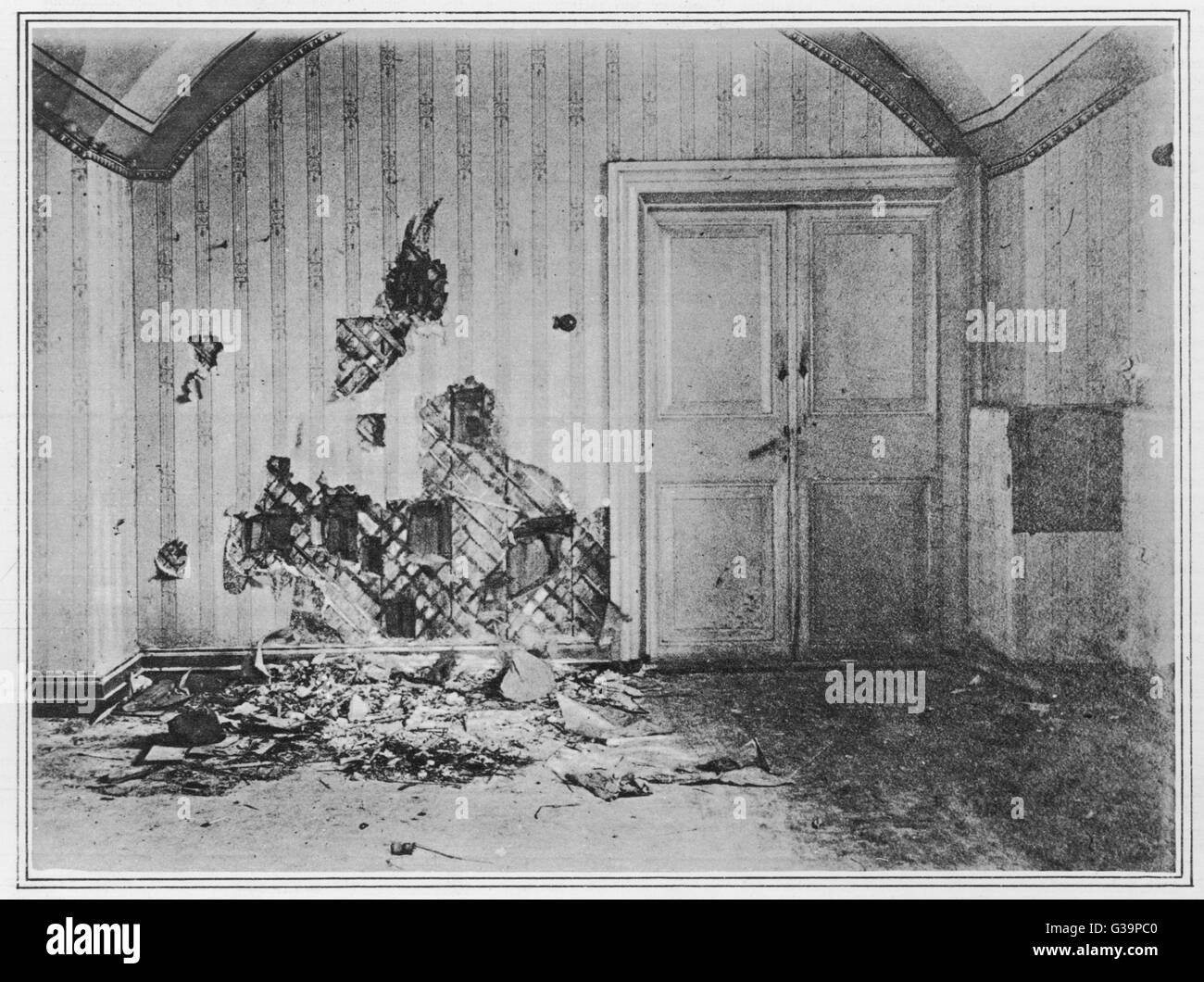 Stanza della casa di Ipatiev, Ekaterinburg, dove il russo la famiglia reale è stato brutalmente assassinato. Data: 1918 Foto Stock