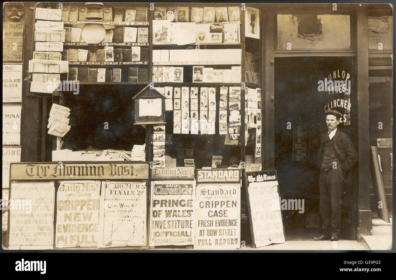 Una edicola negozio al momento del caso Crippen con un cartellone che annuncia "nuove prove a prua Street - Relazione completa". Data: 1910 Foto Stock