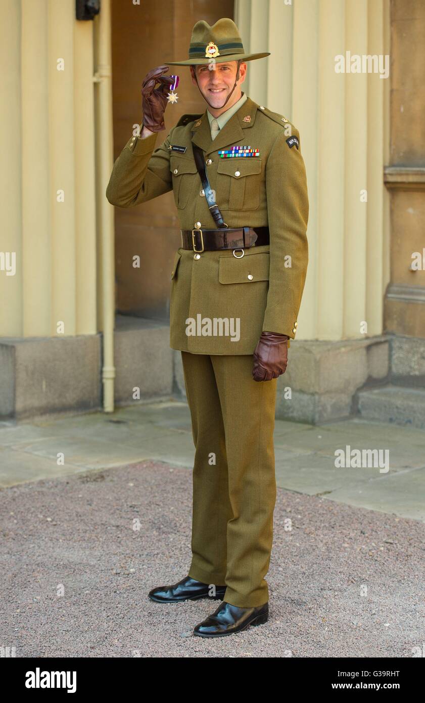 Principali Geoffrey Faraday, dopo aver ricevuto una nuova zelanda galanteria Star dal Principe di Galles per la galanteria nel campo nel Sudan meridionale, in una cerimonia di investitura a Buckingham Palace a Londra. Foto Stock