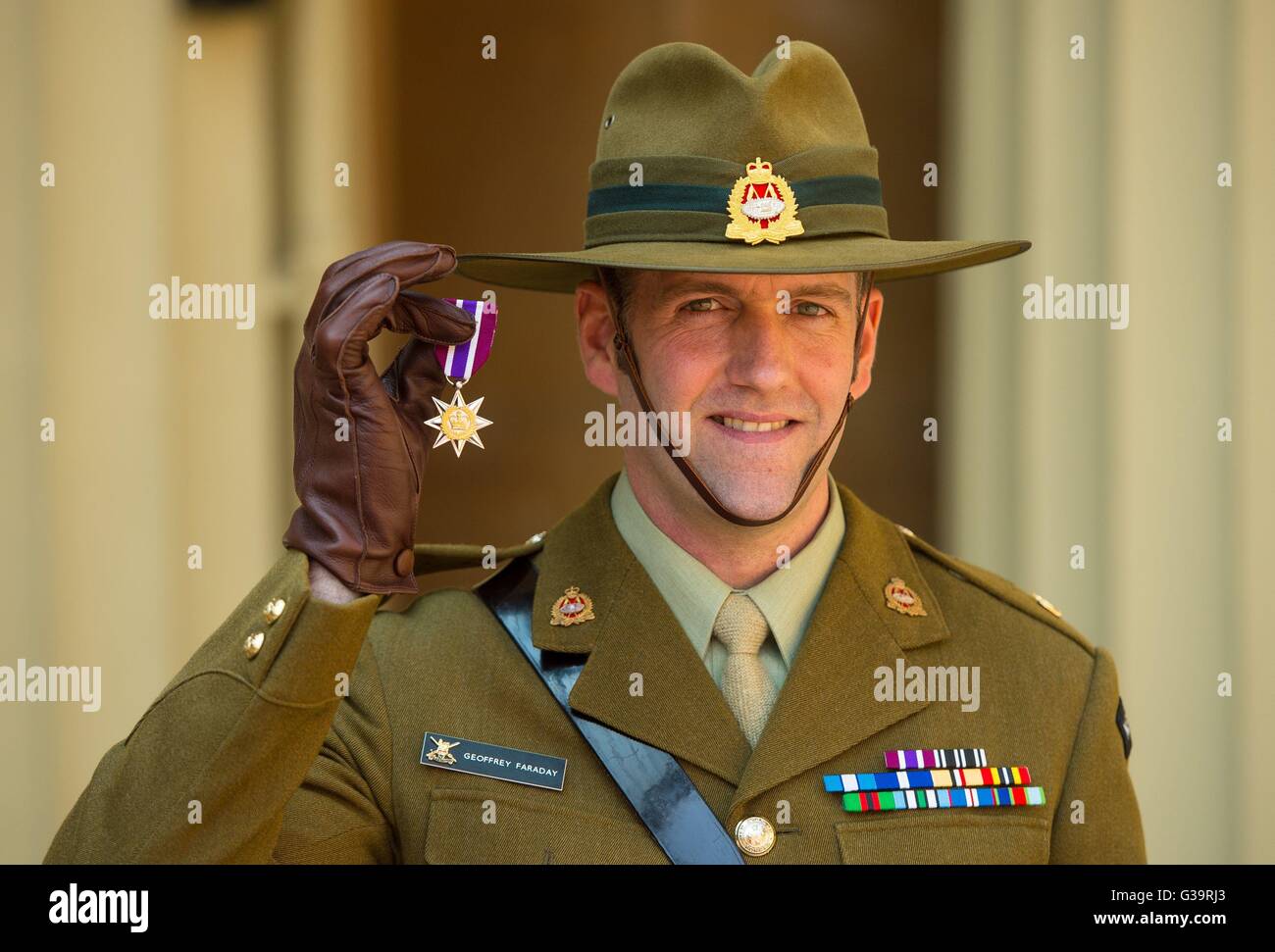 Principali Geoffrey Faraday, dopo aver ricevuto una nuova zelanda galanteria Star dal Principe di Galles per la galanteria nel campo nel Sudan meridionale, in una cerimonia di investitura a Buckingham Palace a Londra. Foto Stock