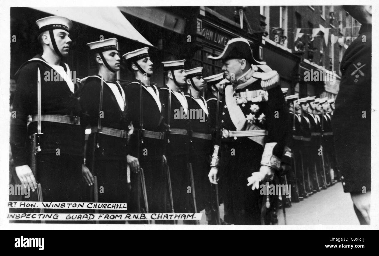WINSTON CHURCHILL come primo signore del Ministero della Marina, ispezione di marinai a Chatham durante la Prima Guerra Mondiale data: agli inizi del XX secolo Foto Stock