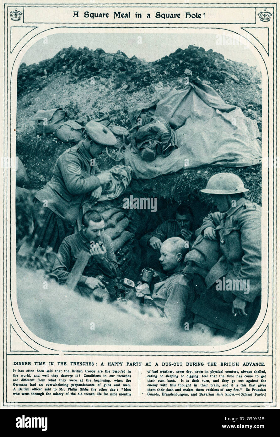 "Un pasto quadrato in un foro quadrato!" : le truppe britanniche prendere il comfort in un pasto in mezzo il disagio della vita di trincea e le prove della guerra. Data: 1916 Foto Stock