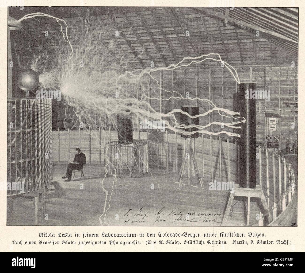 NIKOLA TESLA elettricista americano e inventore, nato in Croazia dei genitori serbo; visto qui nel suo laboratorio a Colorado Springs nel 1899/1900 data: 1856 - 1943 Foto Stock
