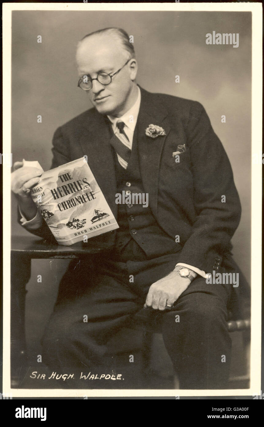 SIR HUGH SEYMOUR WALPOLE romanziere inglese la lettura di uno dei propri libri data: 1884 - 1941 Foto Stock