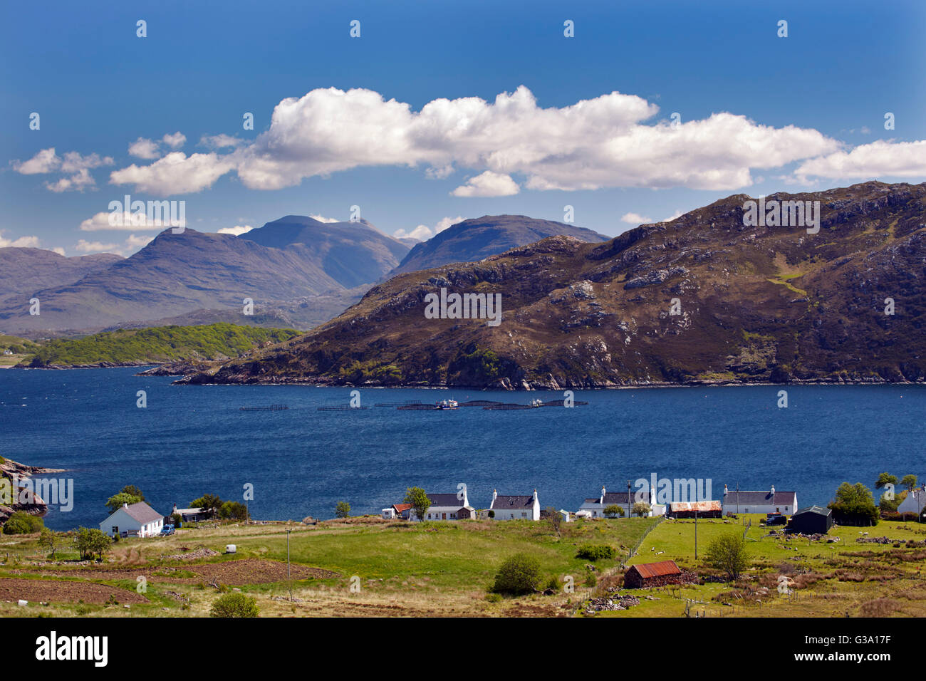 L'allevamento del salmone in Loch Torridon a Kenmore. Penisola di Applecross, Ross and Cromarty, Scozia. Foto Stock L'allevamento del salmone in Loch Torridon a Kenmore. Penisola di Applecross, Ross and Cromarty, Scozia. Foto Stock