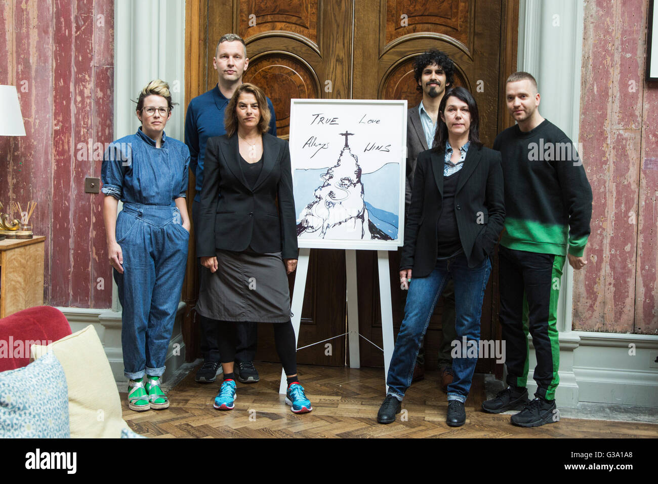 Londra, Regno Unito. Il 9 giugno 2016. L-R: Artisti Anne Hardy, David Shrigley, Tracey Emin, Sarah Jones, Benjamin Senior e Eddie Peake posano con Tracey Emin è immagine della Royal Academy. Edizioni contatore di annunciare che sarà la creazione ufficiale edizione limitata di stampe per Team GB al Rio 2016 Giochi Olimpici. Gli otto artisti scelti per effettuare le stampe sono Tracey Emin, Anne Hardy, Howard Hodkin, Sarah Jones, Eddie Peake, Benjamin Senior, David Shrigley e Sam Taylor-Johnson. La stampa verrà rilasciato il 2 agosto 2016 e sarà disponibile ad acquistare esclusivamente da countereditions.com Foto Stock