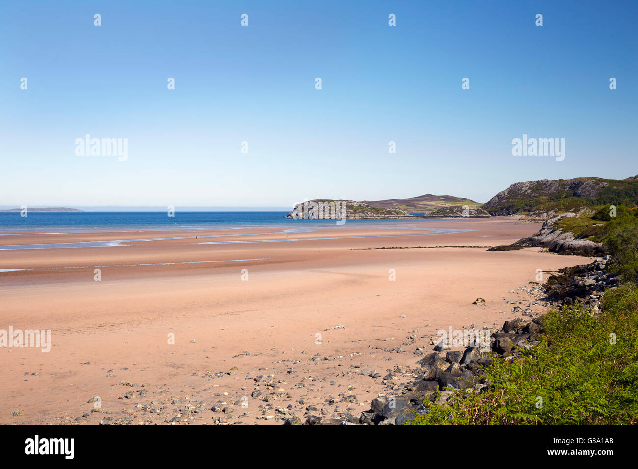 Piccola spiaggia Gruinard su Gruinard Bay. Poco Gruinard, Ross and Cromarty, Scozia. Foto Stock